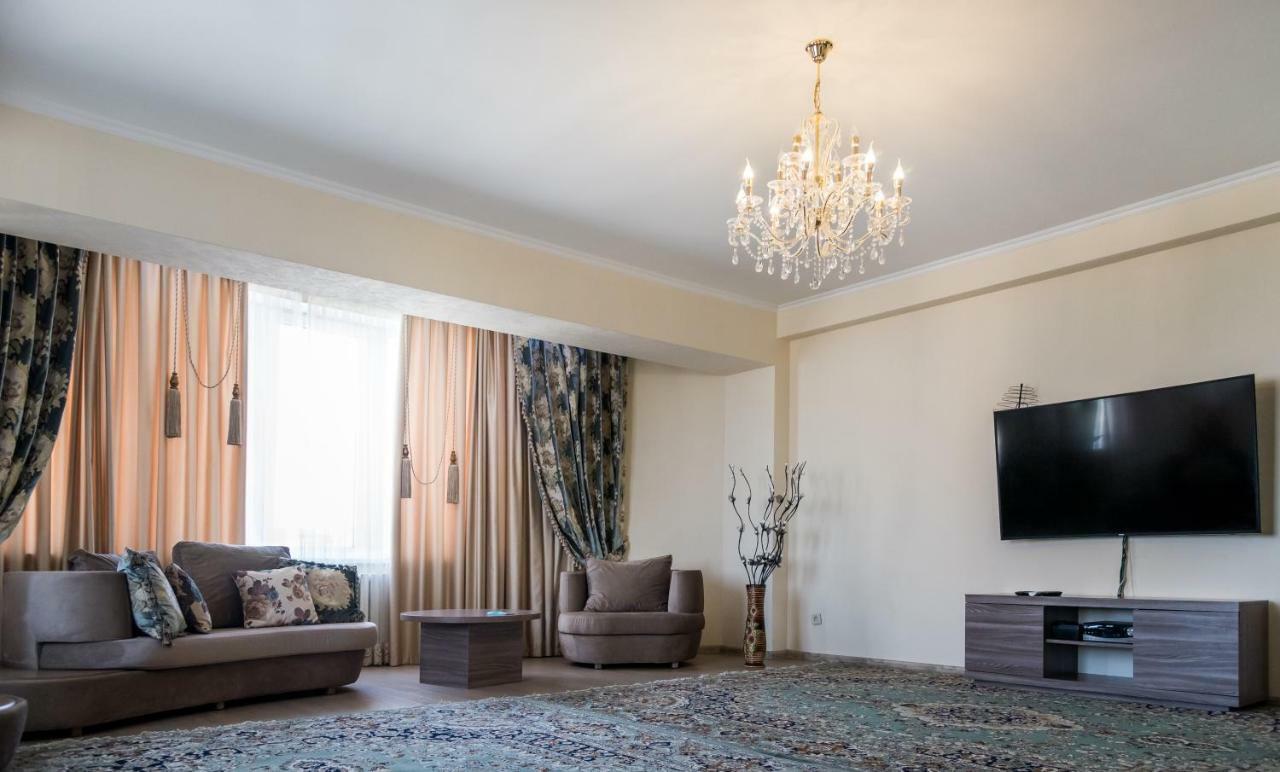 Spacious And Cozy Apartment In Bishkek Center מראה חיצוני תמונה