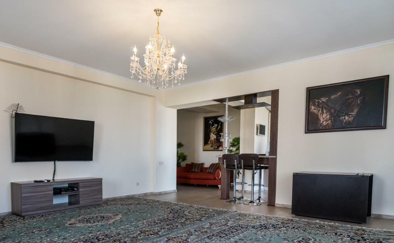 Spacious And Cozy Apartment In Bishkek Center מראה חיצוני תמונה